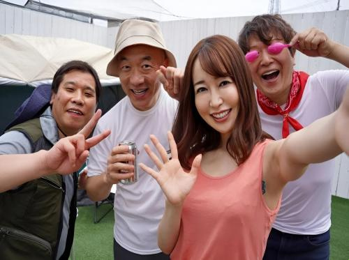 Жену проститутки, которая отправилась в поход, подвергли групповому изнасилованию