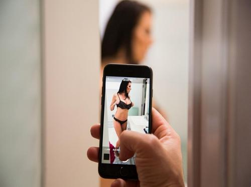 巨乳お姉さんがドアを閉めずにシャワーを浴びて結末