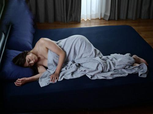 趁兒子不在的時候操她好色的媳婦