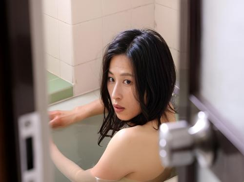 Sinilip ng biyenan ang paliguan ng manugang at ang ending