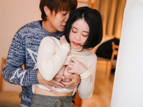 कामातुर पत्नी घर पर ही पूर्व सहपाठी के साथ ग्रुप सेक्स कर रही है