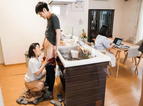 Eine lüsterne Schwiegermutter bittet ihren 20 Jahre jüngeren Schwiegersohn um Sex