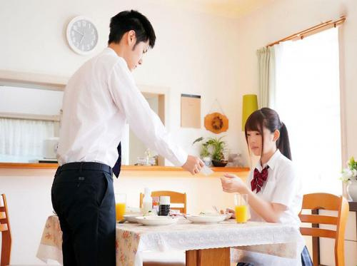 De vriendelijke zus behaagt haar tienerbroer